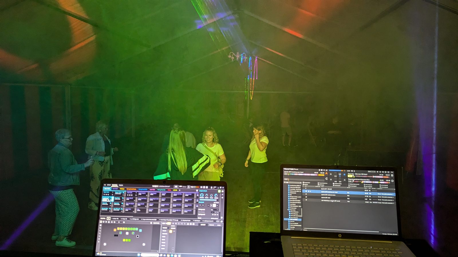 DJ Chris hinter den Decks