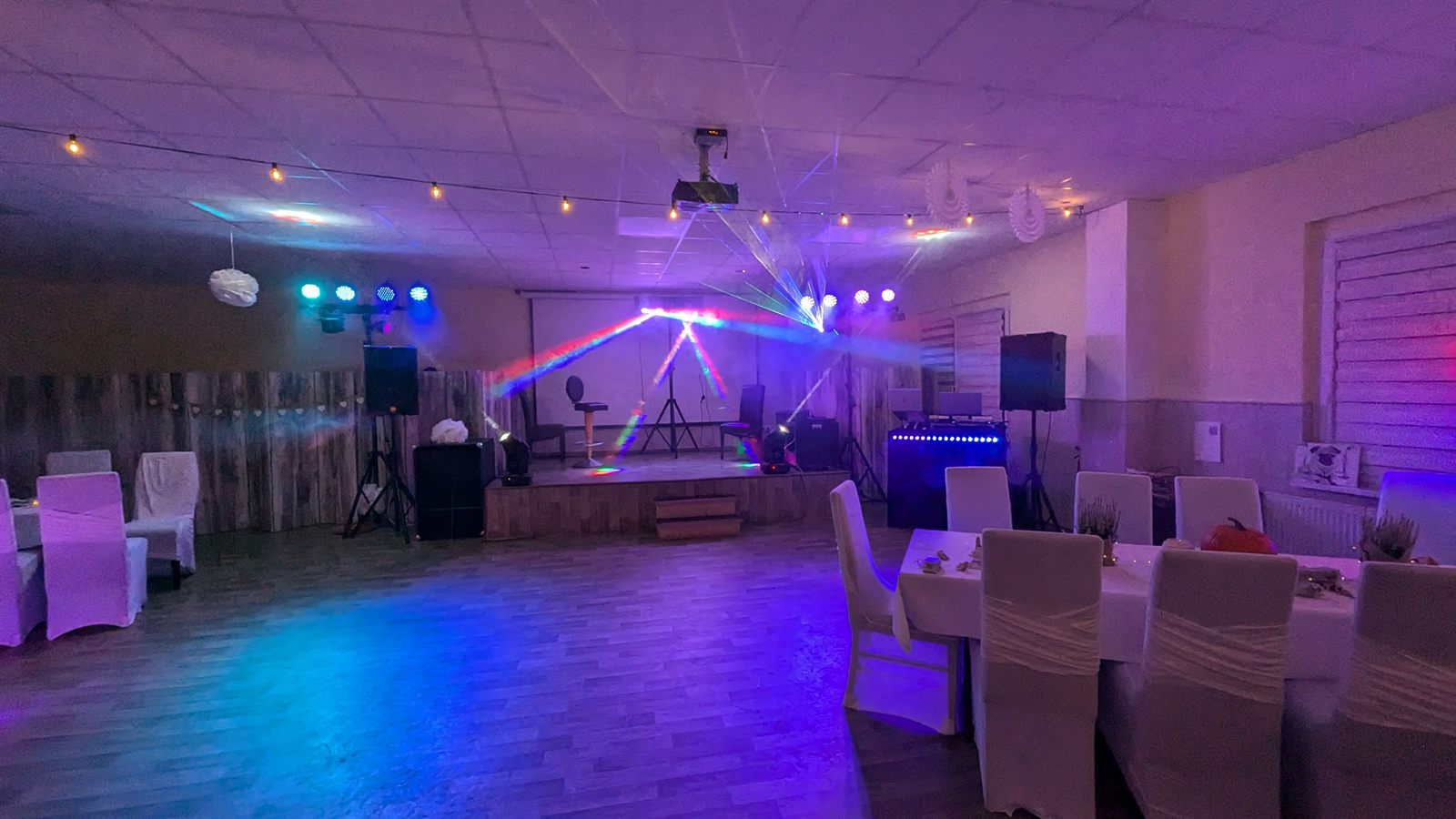 Saal mit Licht- und Lasershow